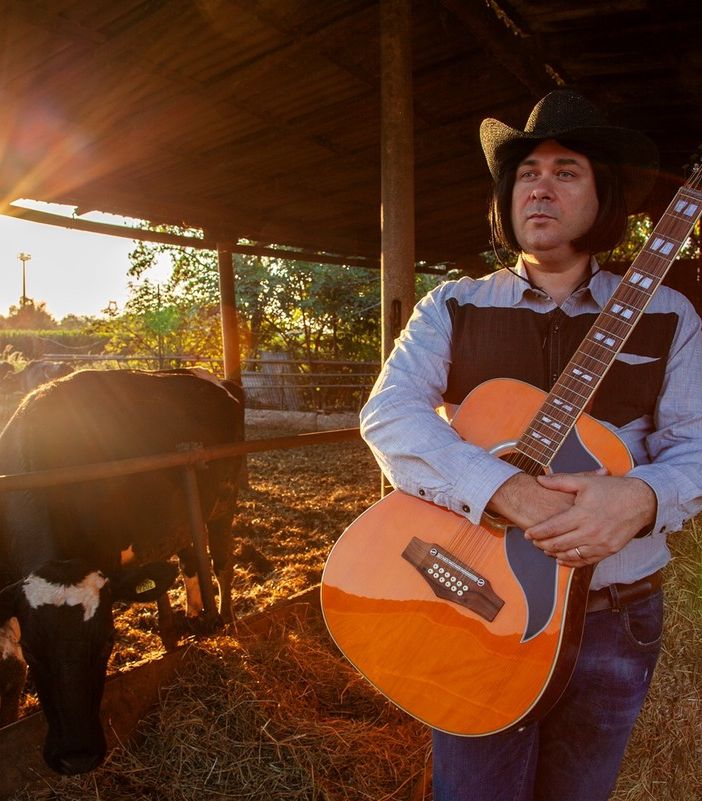 Ruggero de I Timidi dal vivo al &quot;Cowboys Guest Ranch&quot; di Voghera in versione country