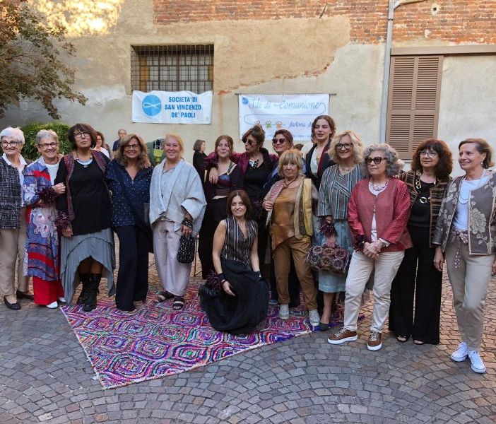 A Vigevano la sartoria solidale della San Vincenzo De Paoli tesse “Fili di comunione” e crea abiti speciali
