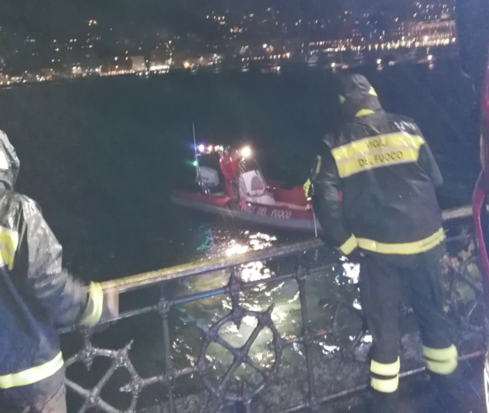 Finisce nel lago di Como, salvata dalla polizia: i vigili del fuoco cercano una seconda persona