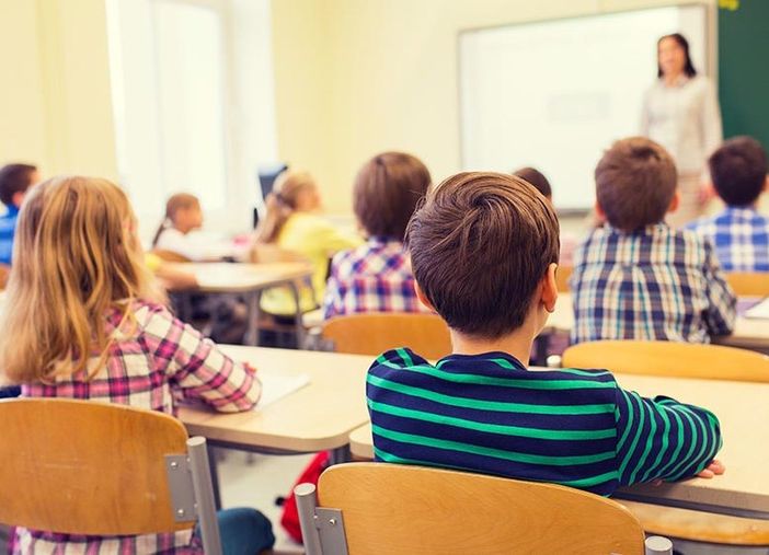 Cgil, Cisl e Uil Lombardia: «Non c'è chiarezza su modalità di adesione e prenotazione ai vaccini per il personale della scuola»