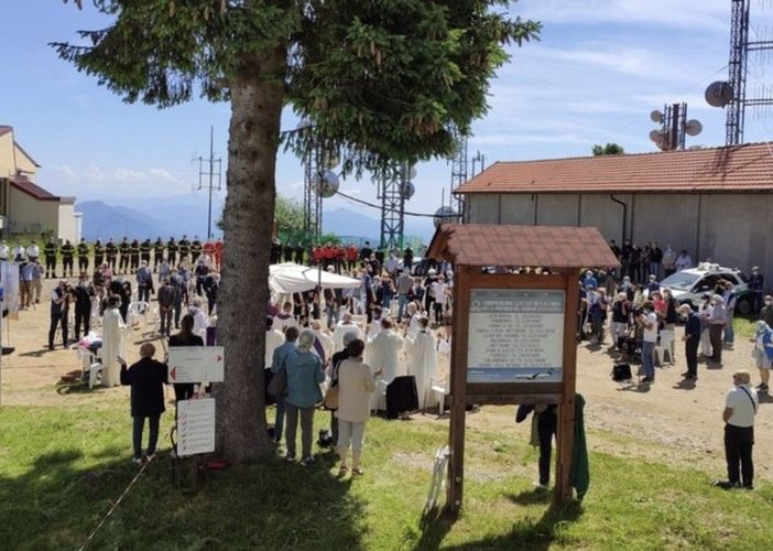Un mese fa la tragedia, oggi 14 rose bianche sul Mottarone: «Non ci sono parole per spiegare ad Eitan perché ha perso mamma, papà e fratellino»
