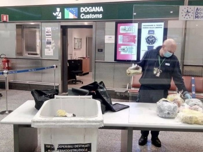 In valigia carne e pollami non conformi alle norme sanitarie. A Malpensa distrutti 600 chili di prodotti