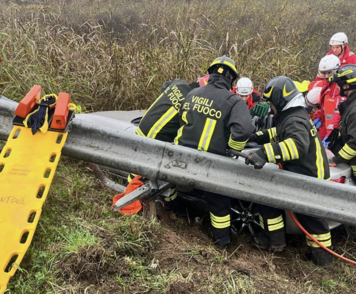 Grave incidente a Novara: due giovani in gravi condizioni dopo un’uscita di strada