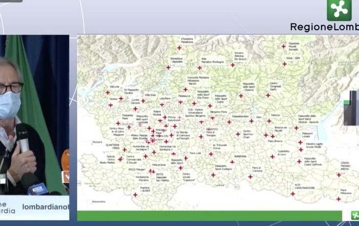 Guido Bertolaso durante la conferenza stampa di presentazioni mostra la mappa degli hub vaccinali in Lombardia