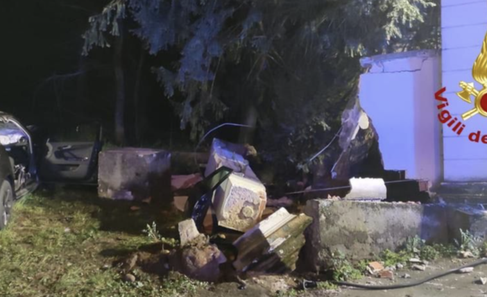 - FOTO - Robecco sul Naviglio: in auto si schiantano contro un muro, quattro ragazzi feriti, due sono gravissimi