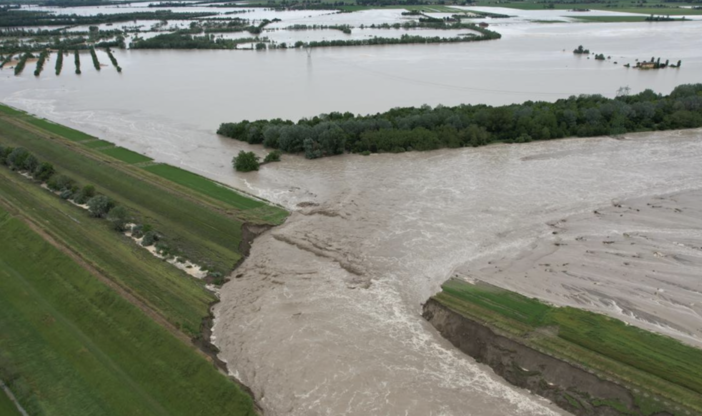 Emilia Romagna in ginocchio per il maltempo: 9 le vittime, 13 mila persone evacuate, 21 fiumi esondati, 250 frane