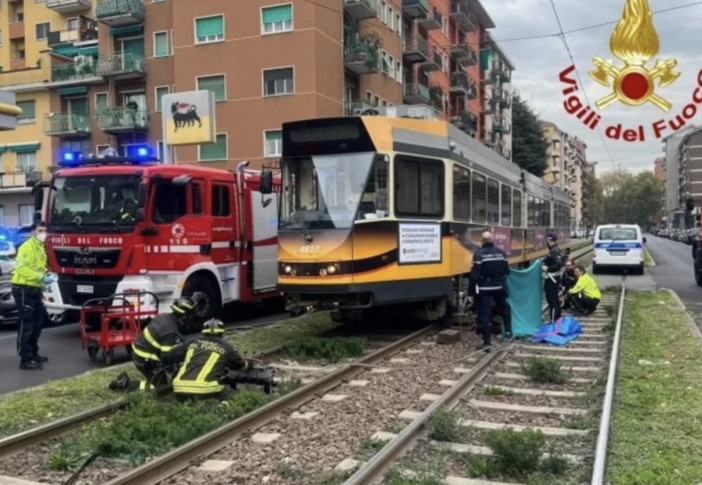 Milano, ragazzo di 14 anni in bici muore travolto da un tram