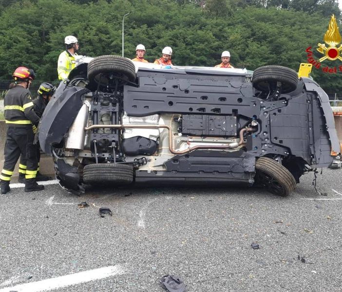 Tragico incidente sull'autostrada a Vergiate: due anziani perdono la vita dopo essersi ribaltati con l'auto