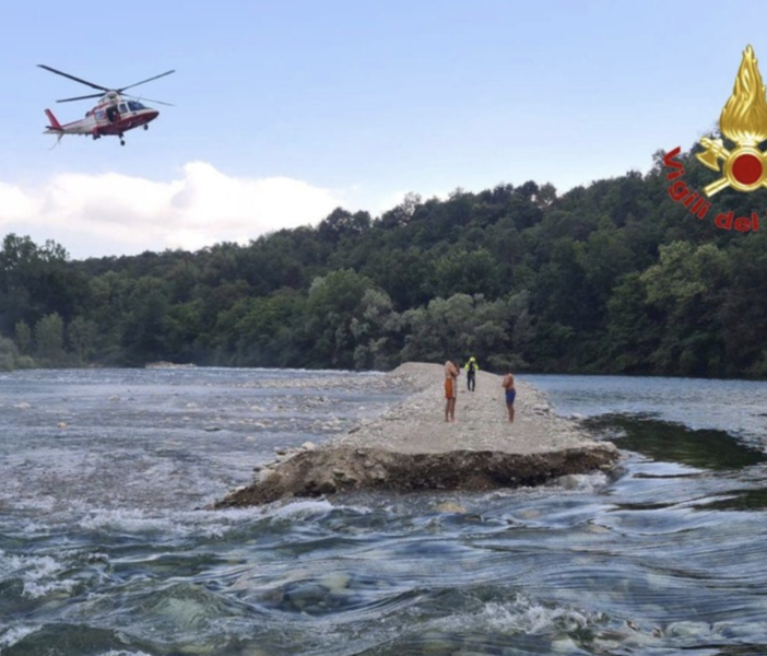 Intrappolati su un isolotto di sabbia nel Ticino: un adulto e quattro bambini salvati dall'elicottero dei vigili del fuoco