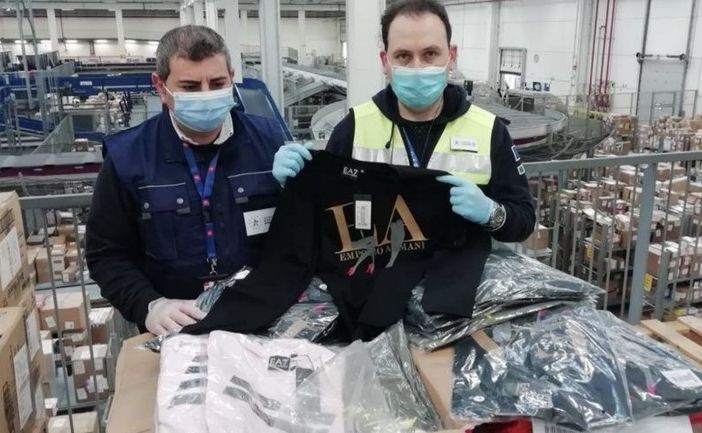 A Malpensa sbarcano 525 magliette Armani taroccate: scatta il sequestro