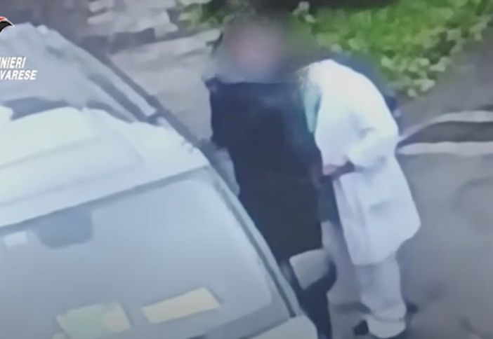 Corruzione all’obitorio di Saronno, il tariffario: 50 euro per vestire o radere una salma