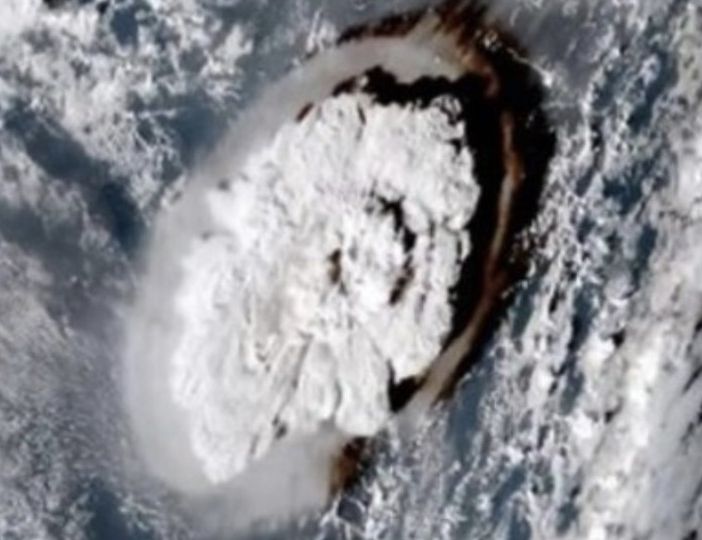 Esplosione del vulcano alle Tonga: anche il Centro Geofisico registra l'onda d'urto