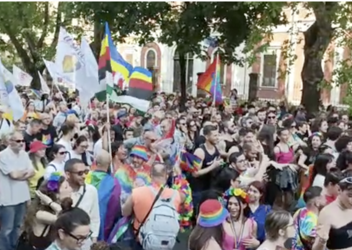 Al Pride di Novara duemila persone sfilano per il centro cittadino