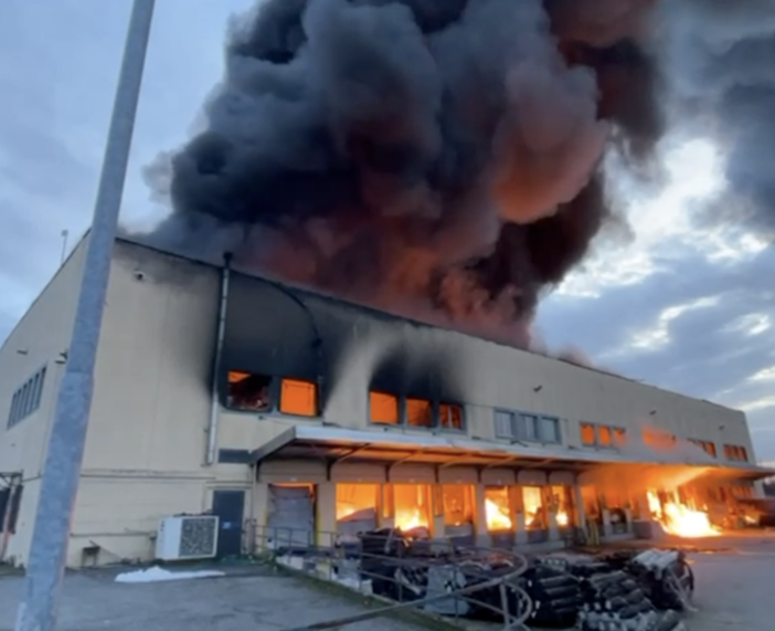 Milano, incendio in azienda materiale plastico: alta colonna di fumo ma nessun ferito