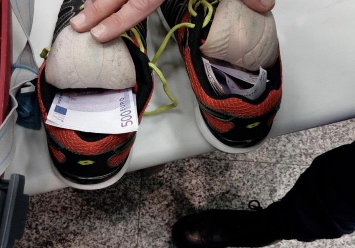 A Malpensa con trentamila euro nascosti nelle suole delle scarpe: scatta la maxi multa