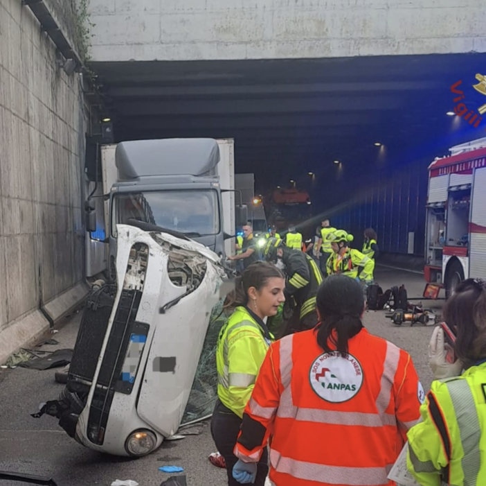 Incidente in tangenziale a Milano: due ragazzi le vittime, ipotesi sorpasso valutato male