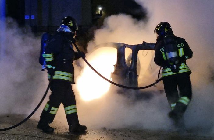 FOTO. Paura nella notte a Sesto Calende, auto prende fuoco: illese le due persone a bordo
