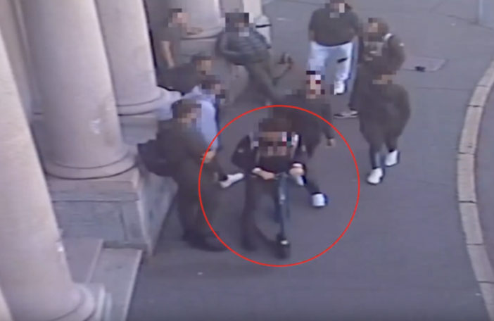 Gallarate: minorenne accerchiato, rapinato e picchiato dal branco davanti a scuola: arrestati quattro giovani