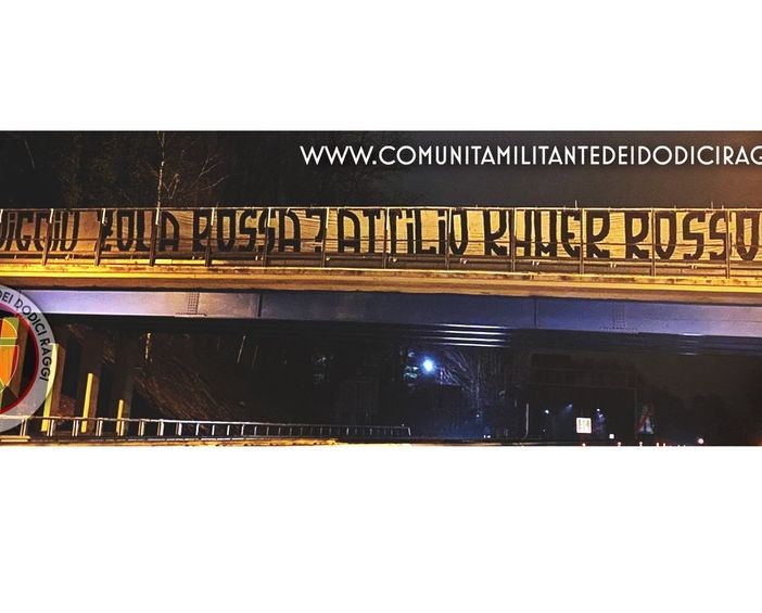 Striscione di 30 metri sull'A8 contro il Governatore della Lombardia