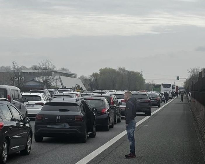 FOTO. Traffico in tilt in A8 dopo l'incidente, automobilisti bloccati: «Aspettiamo da quasi due ore»