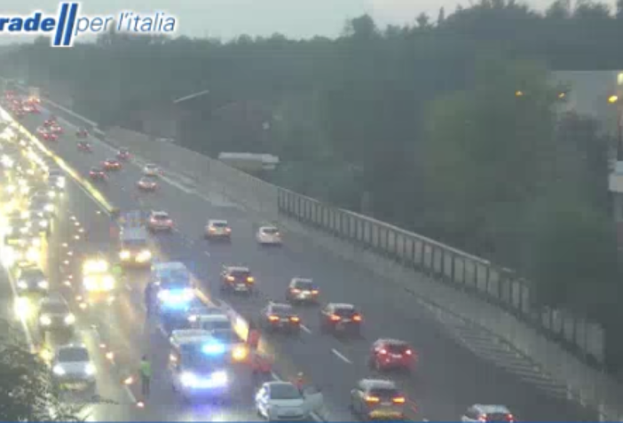 I soccorsi sul posto (foto webcam Autostrade per l'Italia)
