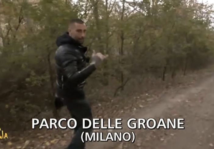 L'inviato di &quot;Striscia&quot; Brumotti in missione nel Parco Groane a Solaro: minacciato col machete