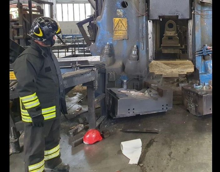 Il macchinario dove si è verificato l'incidente sul lavoro che ha coinvolto due operai a Sumirago