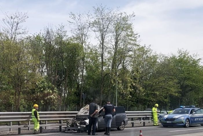 L'auto danneggiata dalle fiamme