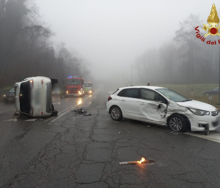 Scontro tra due auto all'uscita dell'autostrada A26