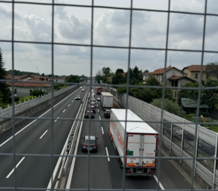 Veicolo in avaria sull'Autolaghi: doppia coda in direzione Milano