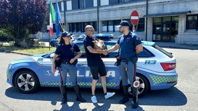 Il gatto Tom con gli agenti della Polstrada (foto Polizia)