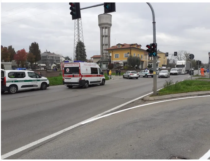 Schianto tra un'auto e uno scooter sulla Saronno-Monza: grave un 42enne finito sotto un'altra macchina