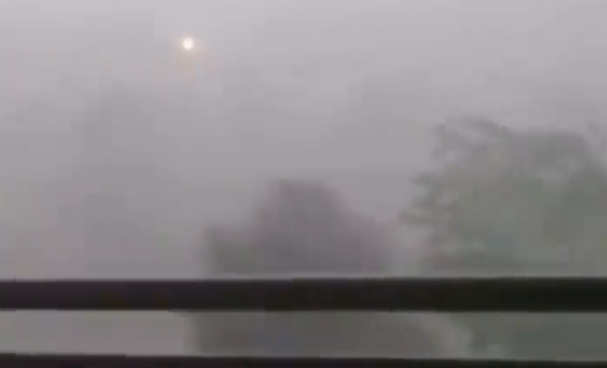 Maltempo, un &quot;downburst&quot; colpisce il Milanese: il video è impressionante