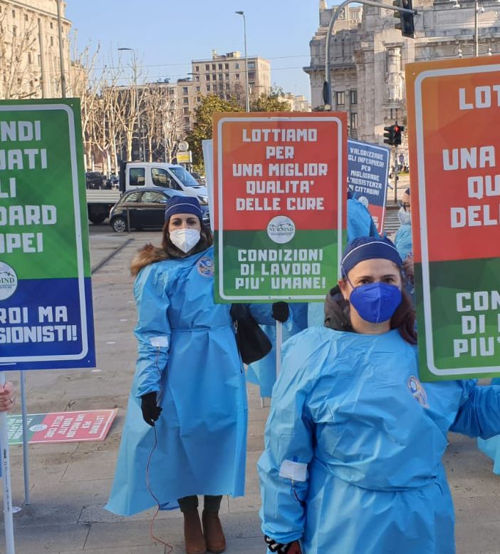 Milano: la protesta degli infermieri sotto al Pirellone