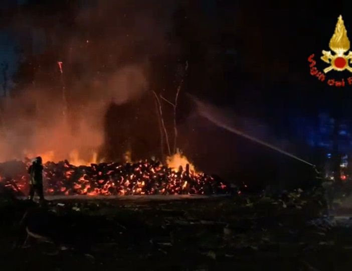- (VIDEO) - Zinasco, in fiamme 600 quintali di legna e un mezzo agricolo