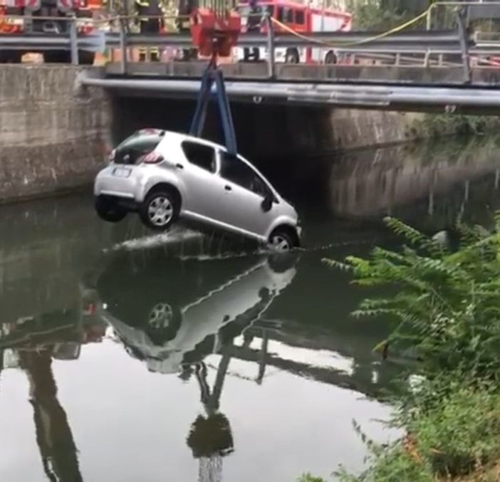 - (VIDEO) - Pavia: auto precipita nel Naviglio Pavese, l'intervento dei Vigili del fuoco. Due uomini salvati dagli agenti della Polizia