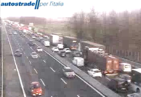 Le auto in coda per l'incidente (foto webcam Autostrade per l'Italia)