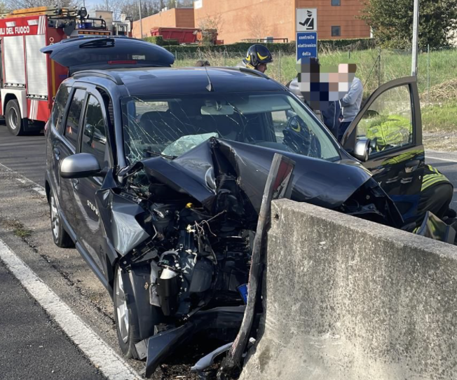 FOTO. Carambola tra due auto nel Comasco: tre feriti, due sono gravi