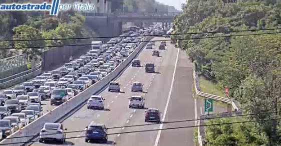 Le code in Autolaghi dopo l'incidenti (foto dalla webcam di Autostrade per l'Italia)
