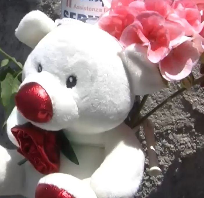 Uno dei tanti pupazzi lasciati dai cittadini sul luogo del tragico incidente