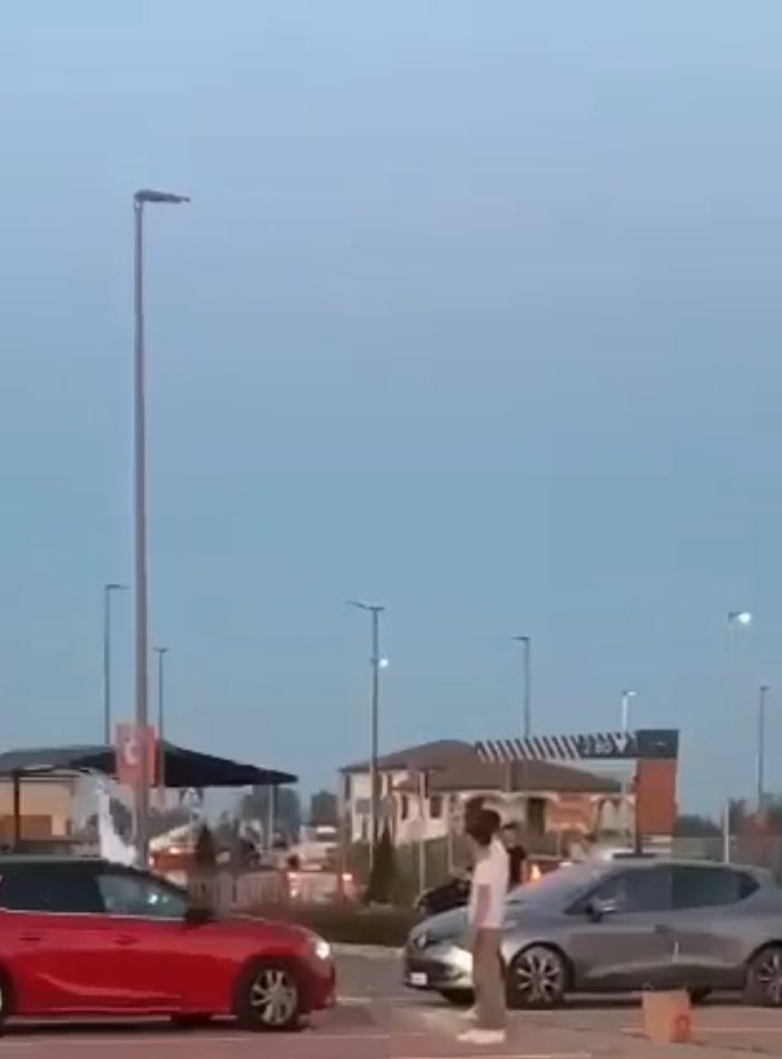 Nel fermo immagine l'istante in cui il ragazzo viene investito dall'auto