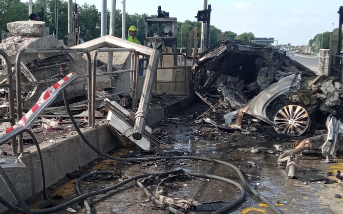 FOTO. Auto si schianta alla barriera di Gallarate e prende fuoco: un morto in Autolaghi