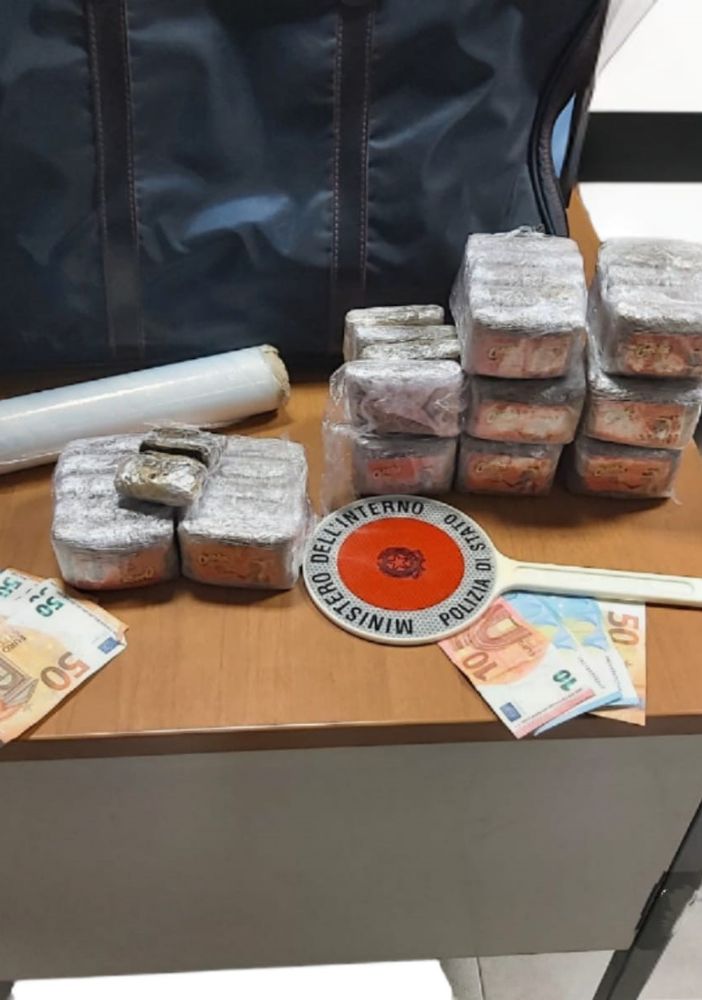 Vigevano: sorpresi in un garage con 5 chili di sostanze stupefacenti, arrestati due pusher 20enni