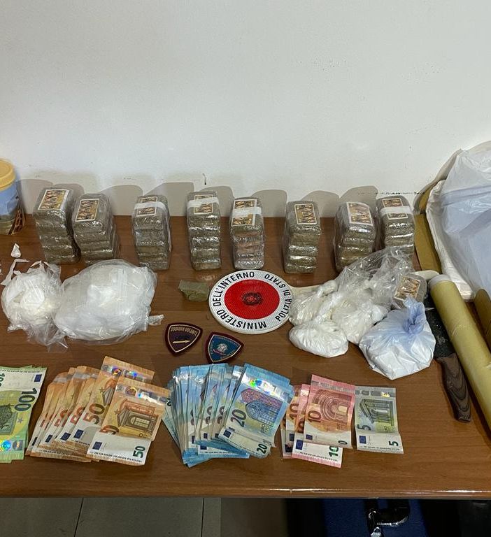 Voghera: beccato con droga e contanti, in casa aveva oltre 4 chili di hashish. Arrestato pusher 32enne
