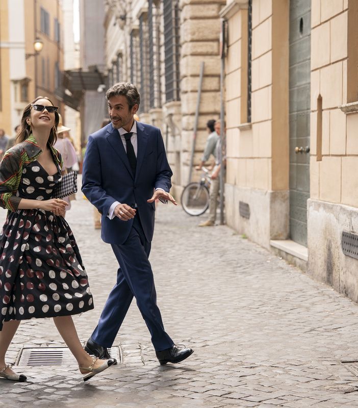 L'attore vigevanese Yurj Buzzi durante una scena della serie Netflix &quot;Emily in Paris&quot;