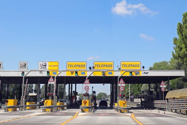 Passava gratis al casello sfruttando il Telepass dell’auto davanti: Autostrade le chiede 6mila euro