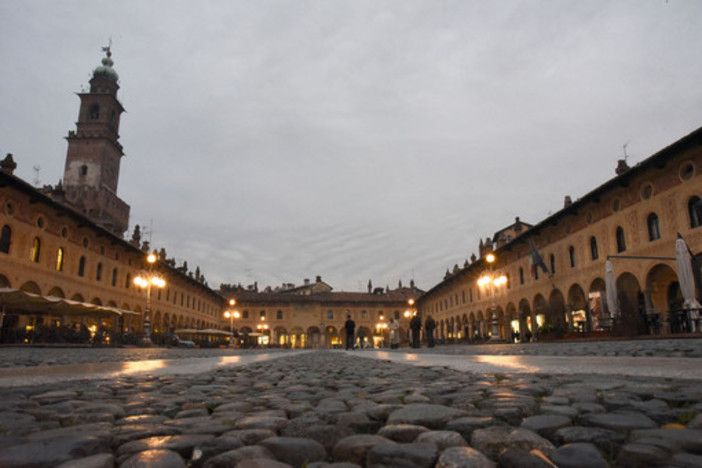 Vigevano, ruba cellulare in piazza Ducale: un passante lo blocca, ma la vittima del furto non lo denuncia