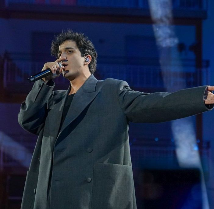 Tananai e la sua 'Tango' fanno cantare tutta piazza Colombo
