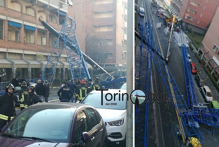 - (VIDEO) - Tragedia a Torino: crolla la gru di un cantiere, vittime e feriti. Tre persone sotto la struttura