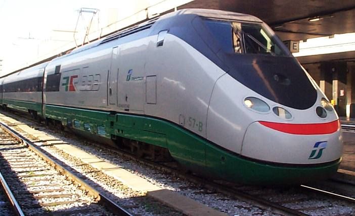 Costi triplicati per chi viaggia durante le feste: la denuncia di Federconsumatori